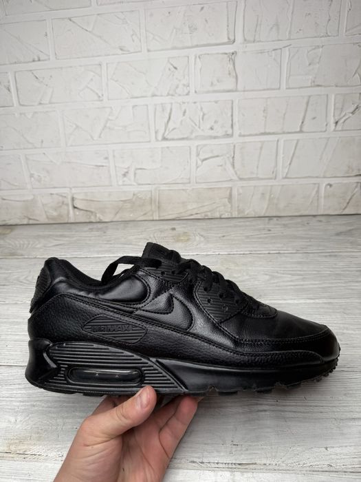 Срочно продам черные кожаные кроссовки nike air max 90