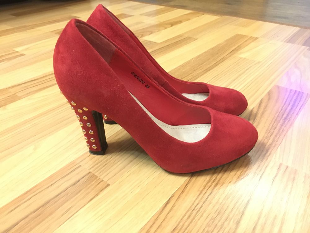 Продам красивые красные туфли, можно на фотосессию (39 р)