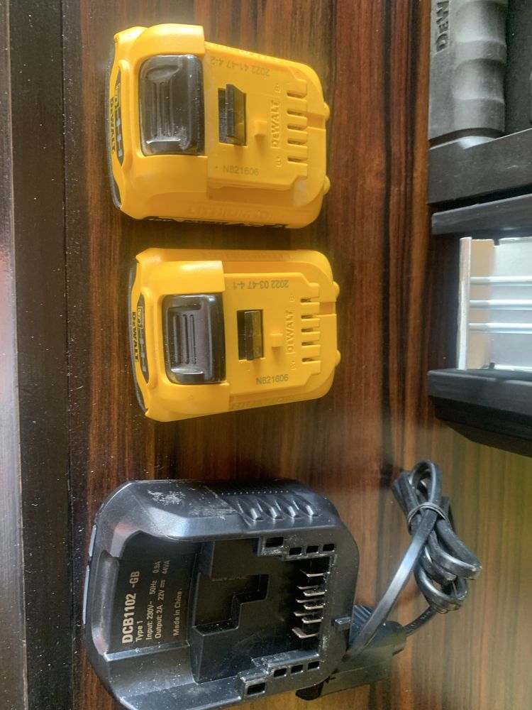 Laser DeWalt Dce 089r czerwony bdb 2 x baterie ładowarka szkrzynia