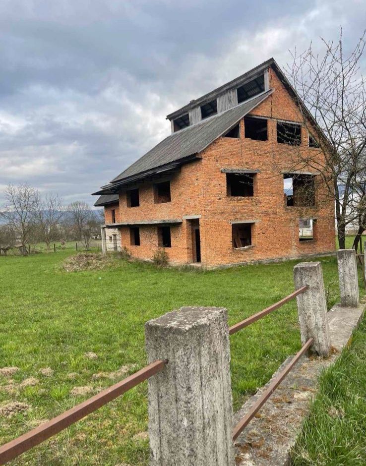 Будинок з великою ділянкою