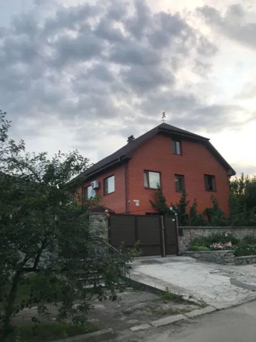 Продам розкішний будинок в центрі міста.