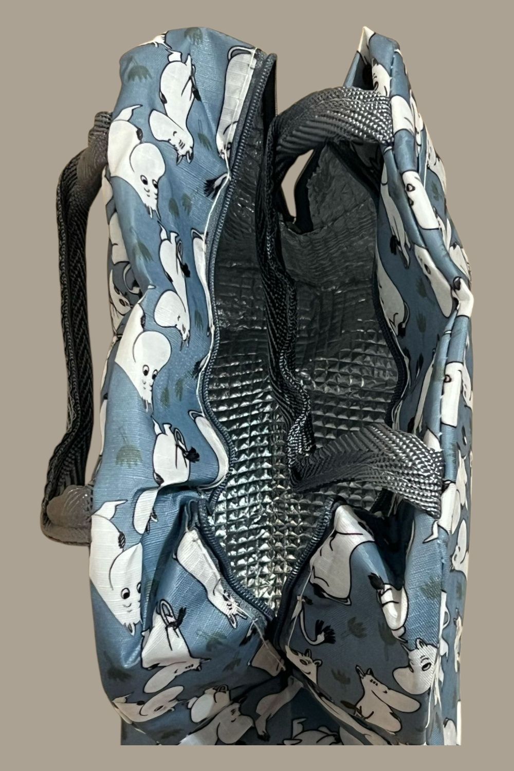 Torba termoizolacyjna Moomin – nowa, 23x20x13 cm


---

Opis:
Nowa tor
