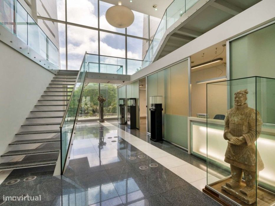 Edifício de escritórios com garagem em Oeiras