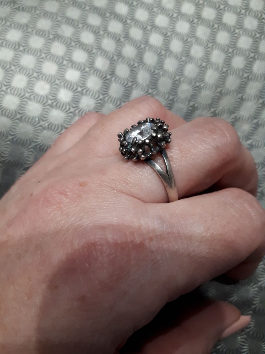 pierścionek srebrny jeżyk z cyrkonią