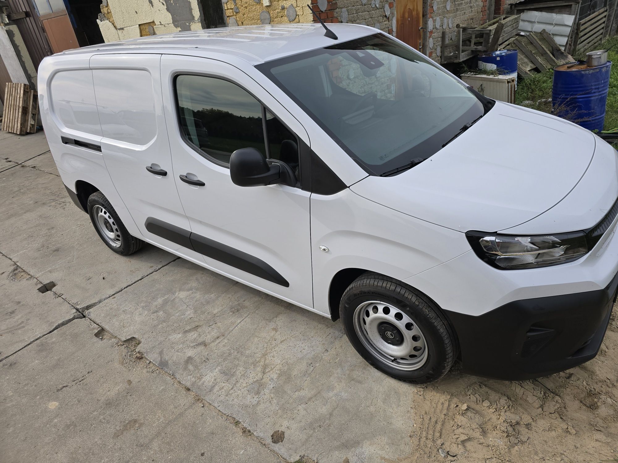 Wynajem wypozyczalnia samochodow długo lub krótko terminowy Ford trans