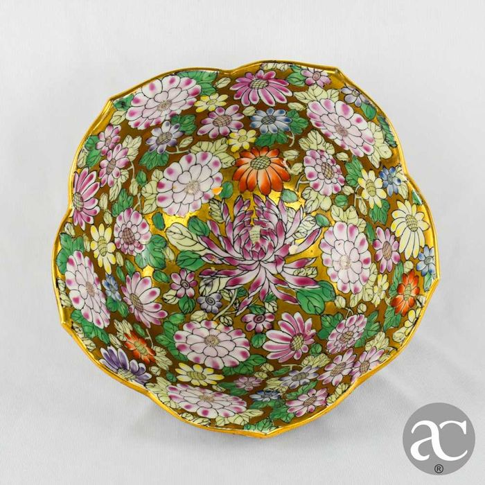 Taça China, “Mille Fleurs”, bordo flor de lótus recortado, circa 1960