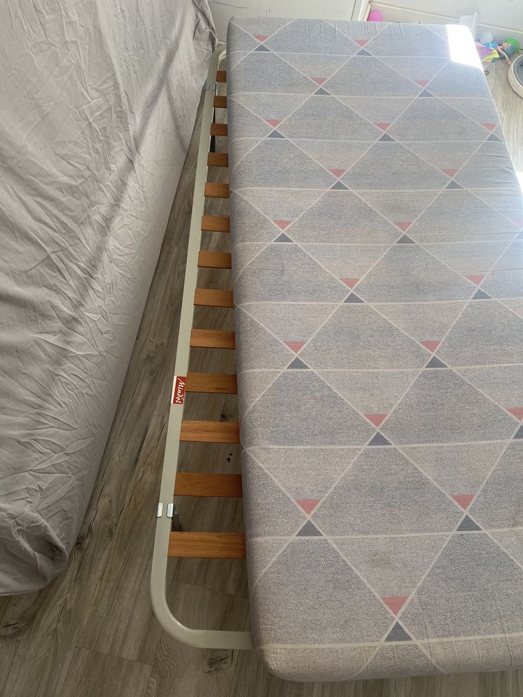 Estrutura de cama com colchao