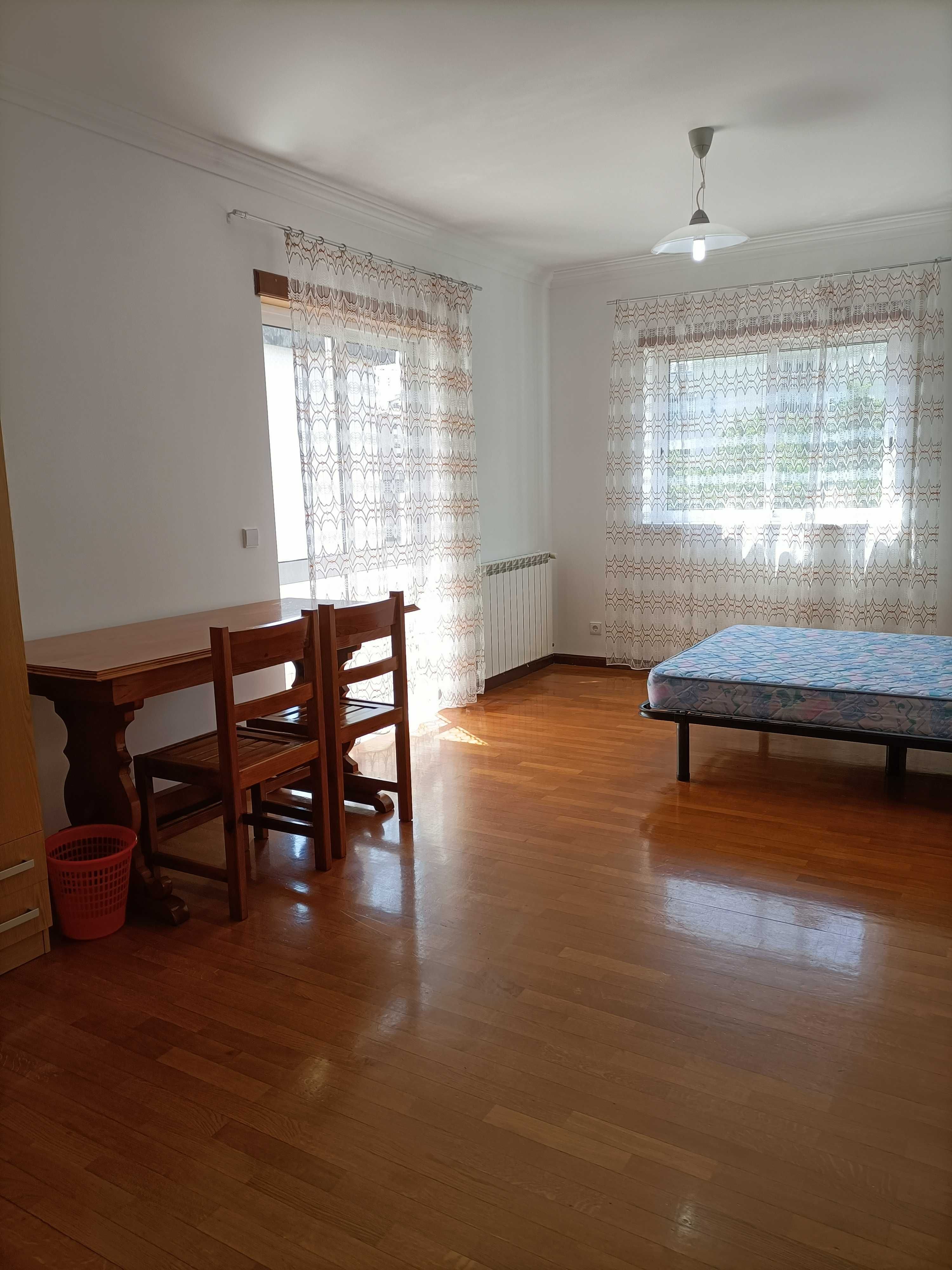 Quarto grande junto ao Coimbra shopping