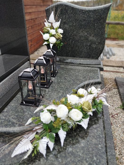 Komplet nagrobny stroik wiązanka na grób cmentarz pomnik chryzantemy.