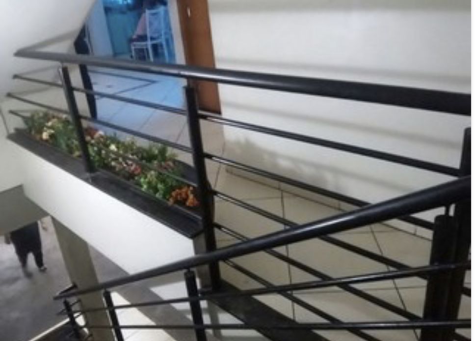 Portões, escadas, esplanadas, guarda corpos, e outros