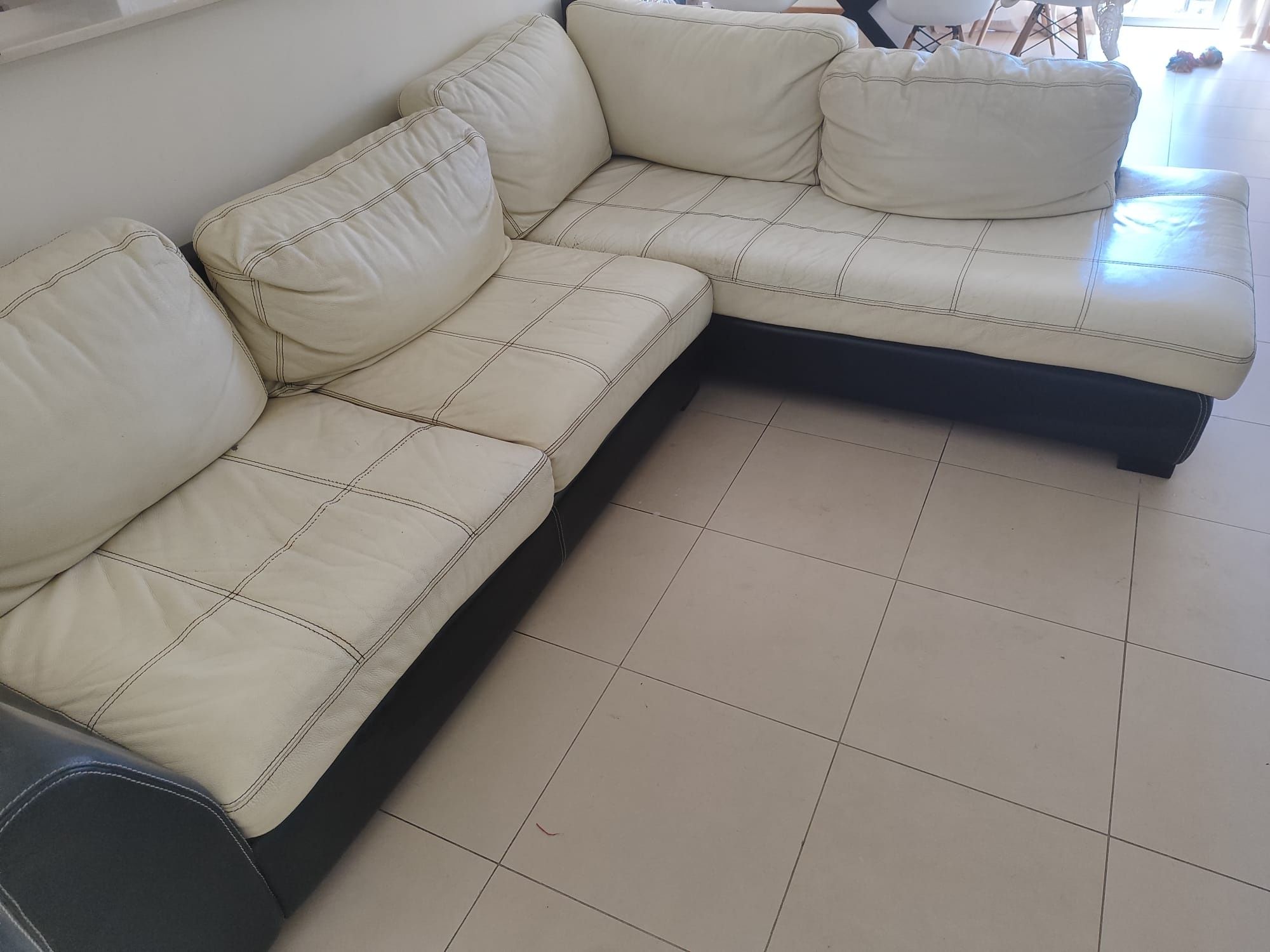 Sofá chaise long em pele. Sofá de grande dimensão