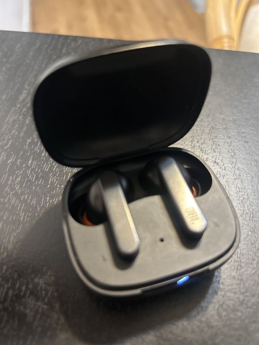 Phones JBL Live Pro + TWS (Right nao carrega)