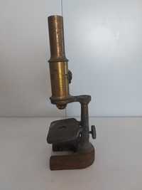 Stary mosiężny mikroskop