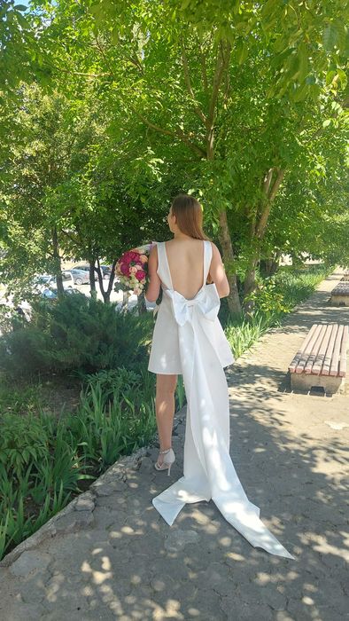 Продам вишукану сукню з шлейфом- бантом. Розмір М