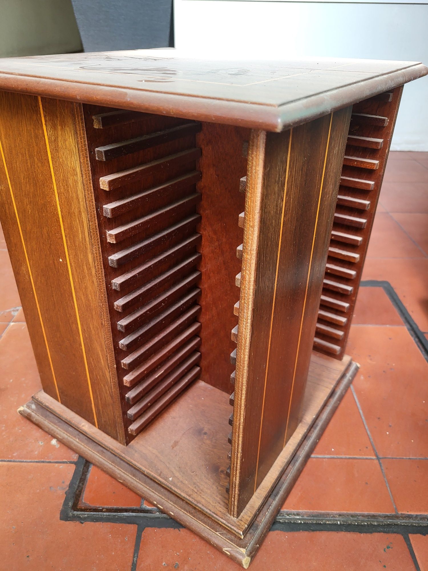 Suporte Rotativo de CD's em Madeira