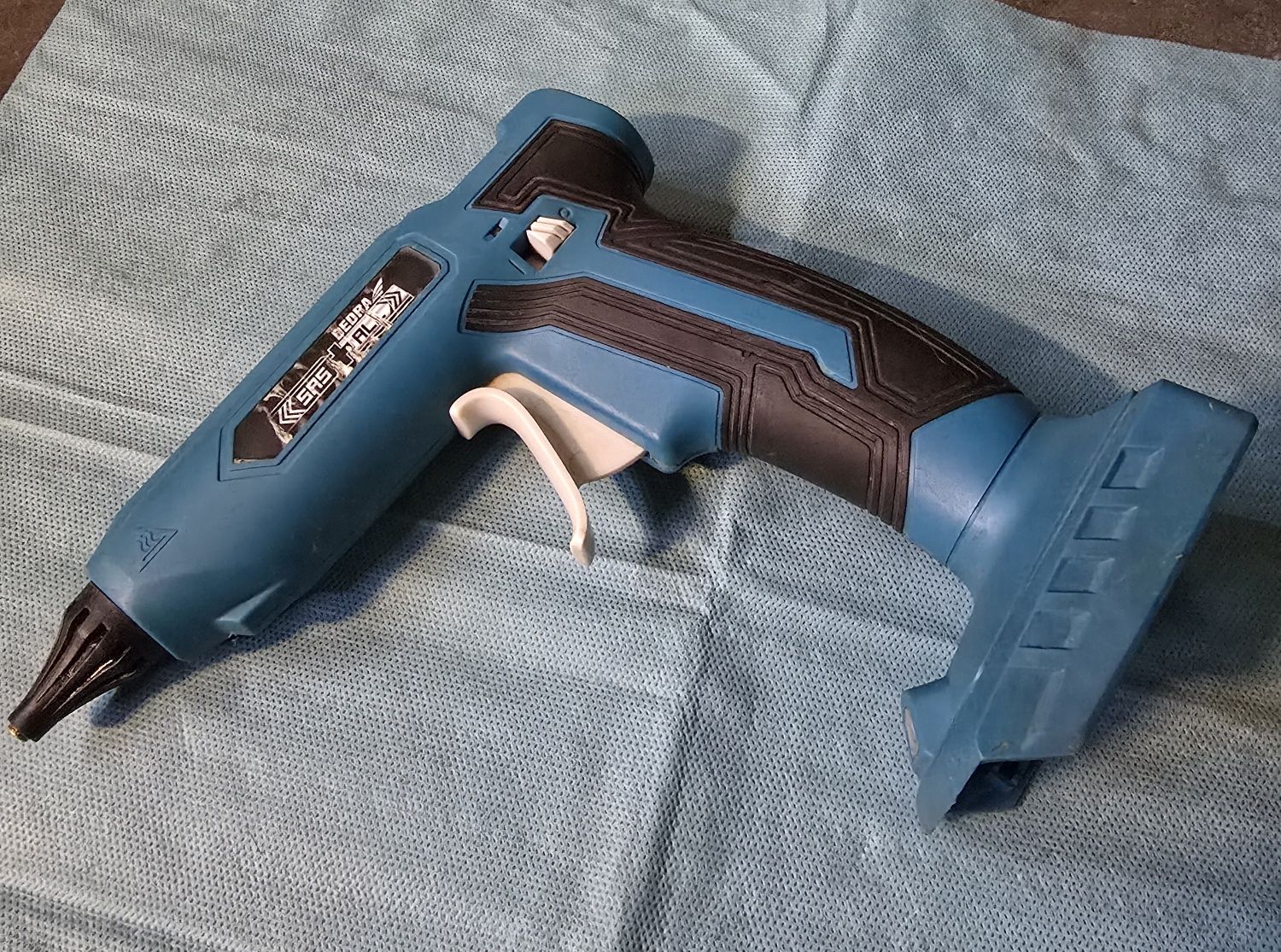 Pistolet do kleju na gorąco DEDRA-DED7052 SAS+ALL 18V akumulatorowy.