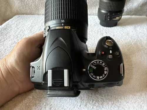 lustrzanka Nikon D3200 o rozdzielczości 24,2 MP z dwoma obiektywami