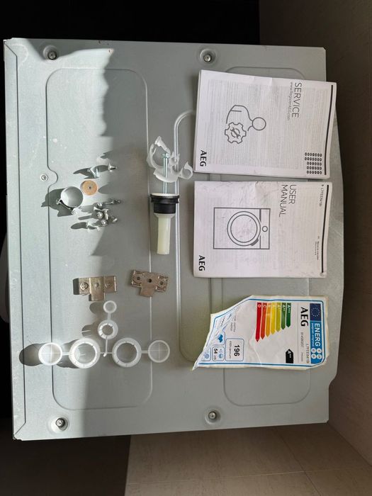 Máquina de Lavar Roupa AEG L7FEE841BI Encastrável 8kg - Usada 3 Anos