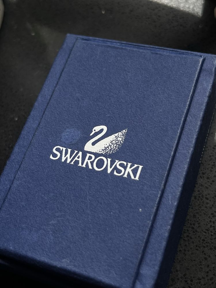 Комплект з кристалами Swarovski: сережки та кільце з кристалами.