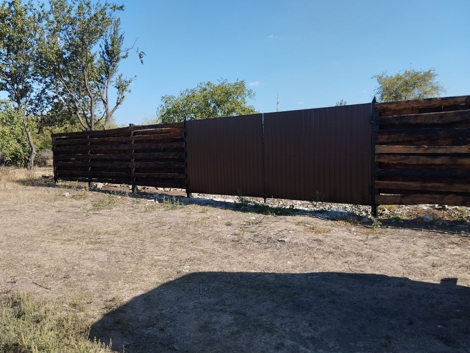 Гарна та велика земельна ділянка з забудовою