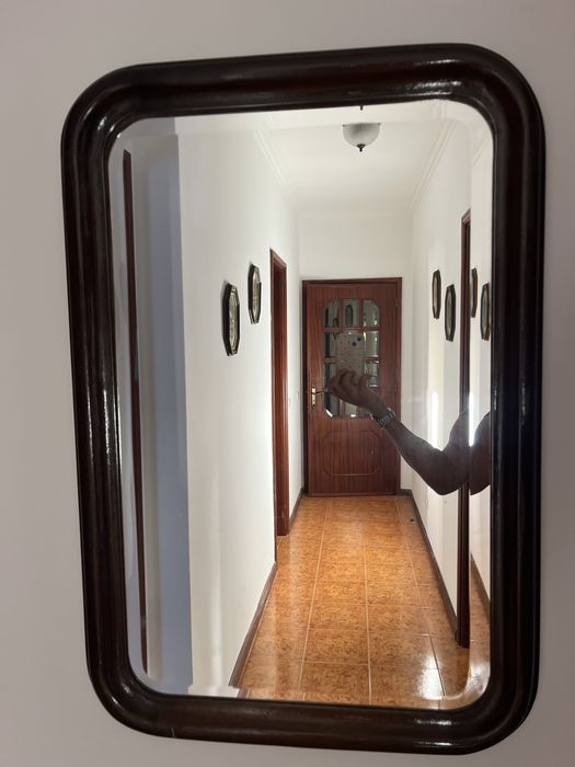 Espelho com rebordo em Madeira