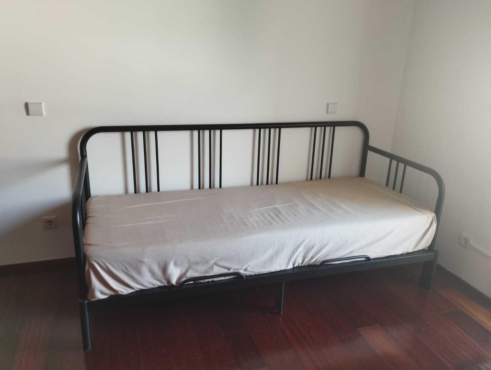 Cama individual/dupla FYRESDAL em bom estado