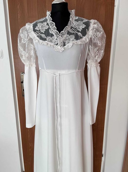 Długa biała suknia ślubna