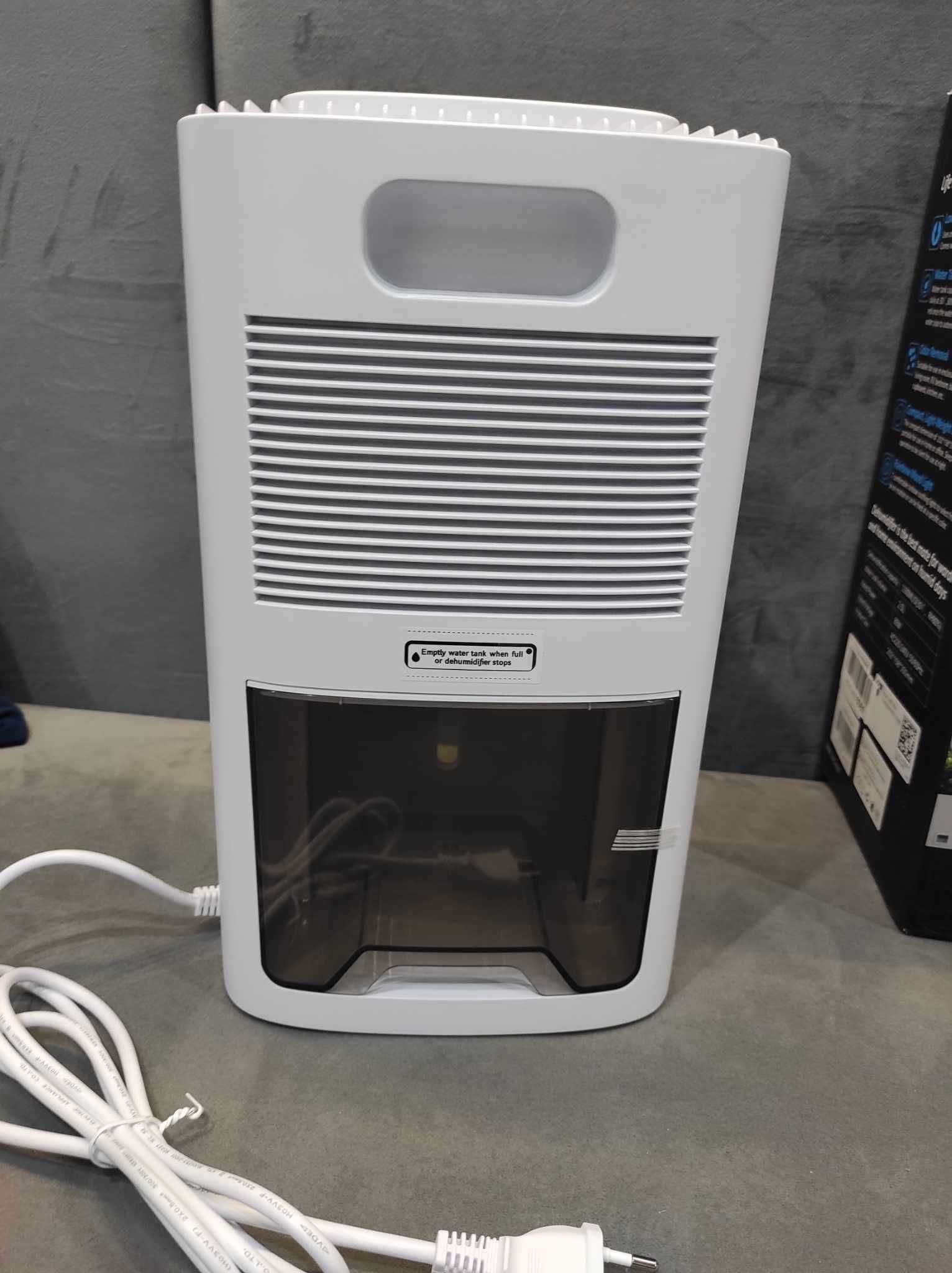 Duży osuszacz powietrza KNKA model. CS06. 1,1/dobę, na 30mkw, 80W. LED