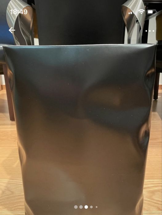 Cesto preto em metal com asas prateadas