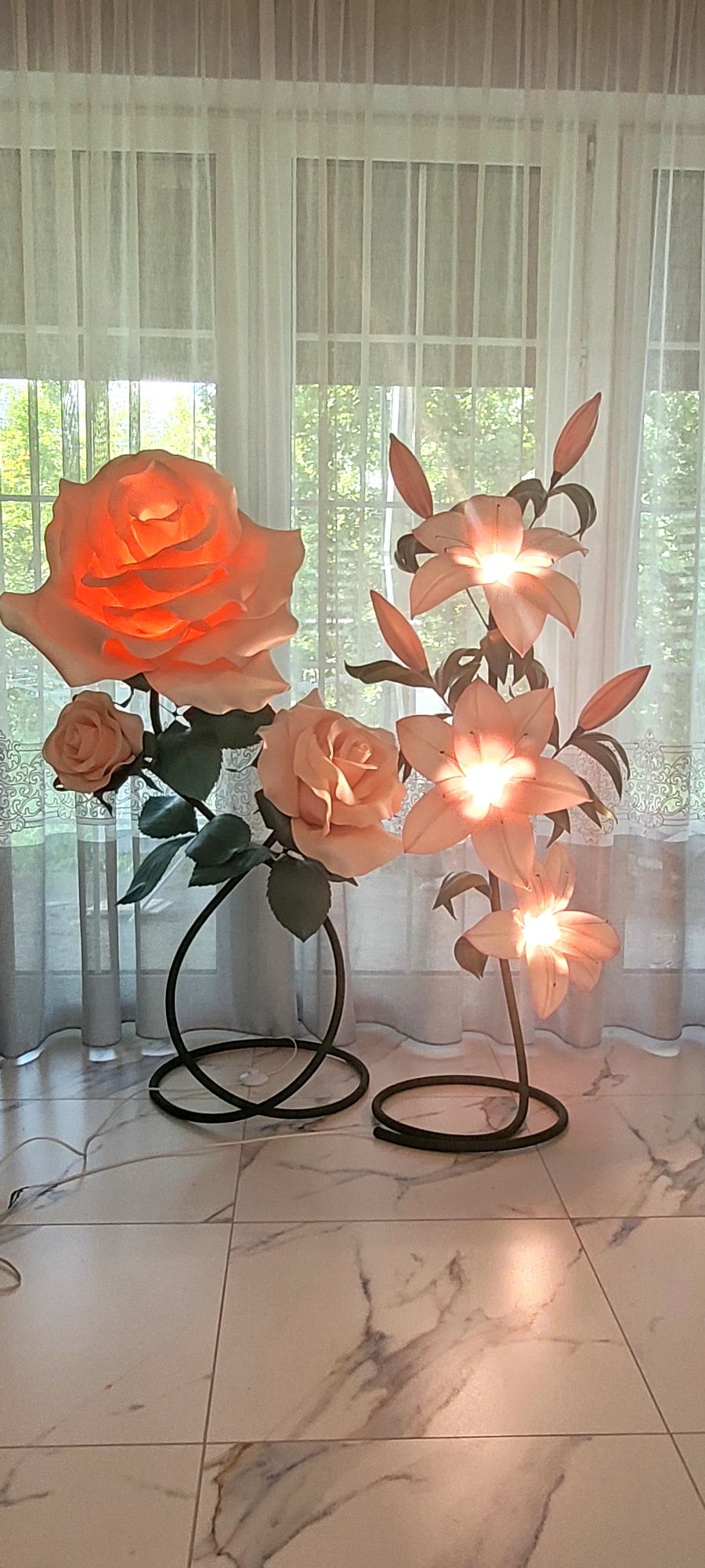 Gigantyczne Lampy podłogowe w kształcie kwiatów. Ręcznie wykonane