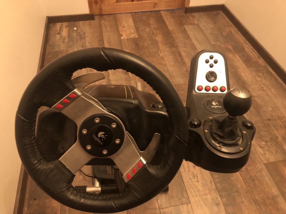 Kultowa kierownica do gier Logitech G27 + stojak