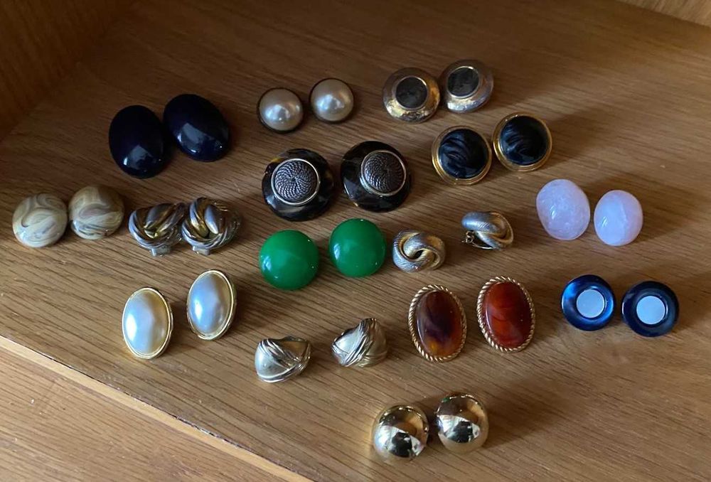 Anéis, colares, brincos e botões de punho