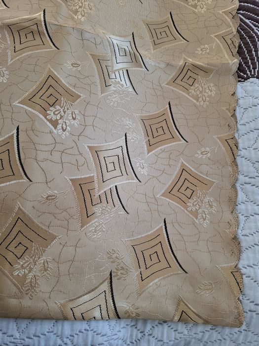 Obrus w kolorze złotym