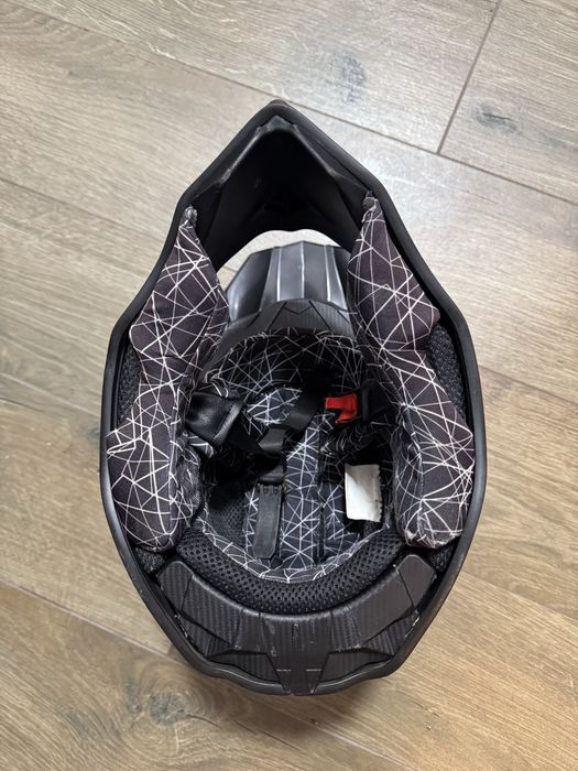 Шолом Airoh в нормальному стані