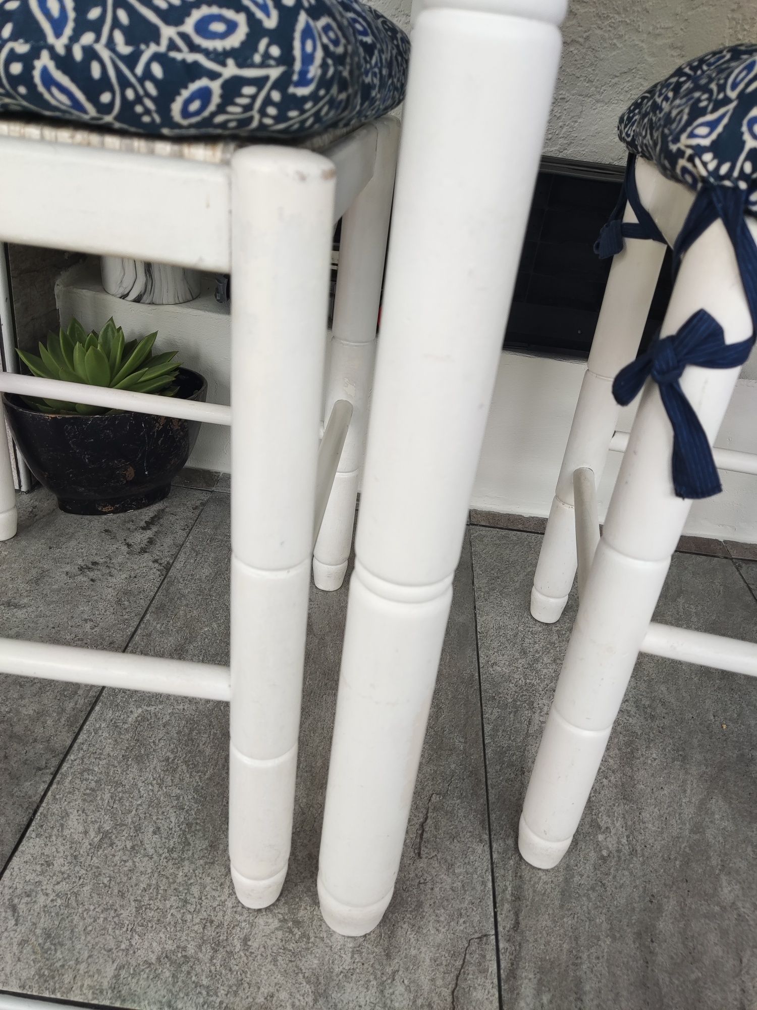 Mesa de cozinha com cadeiras e banco