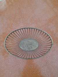 Декоративна тарілка з рельєфним зображенням