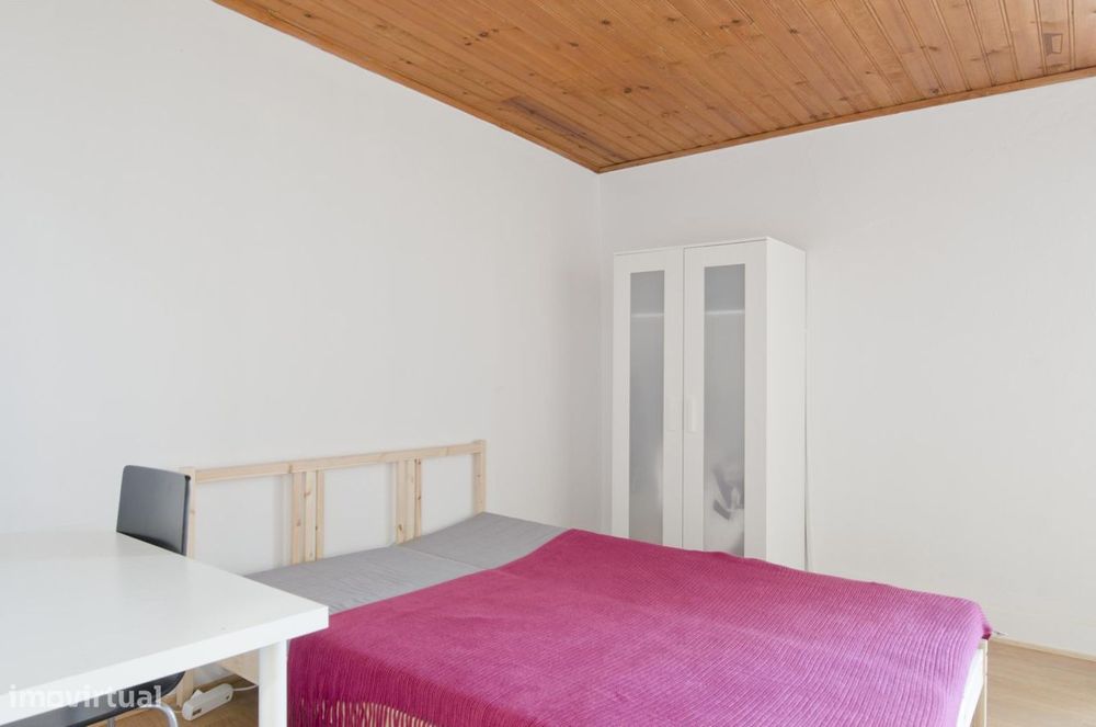 28299 - Quarto com cama de casal em apartamento...