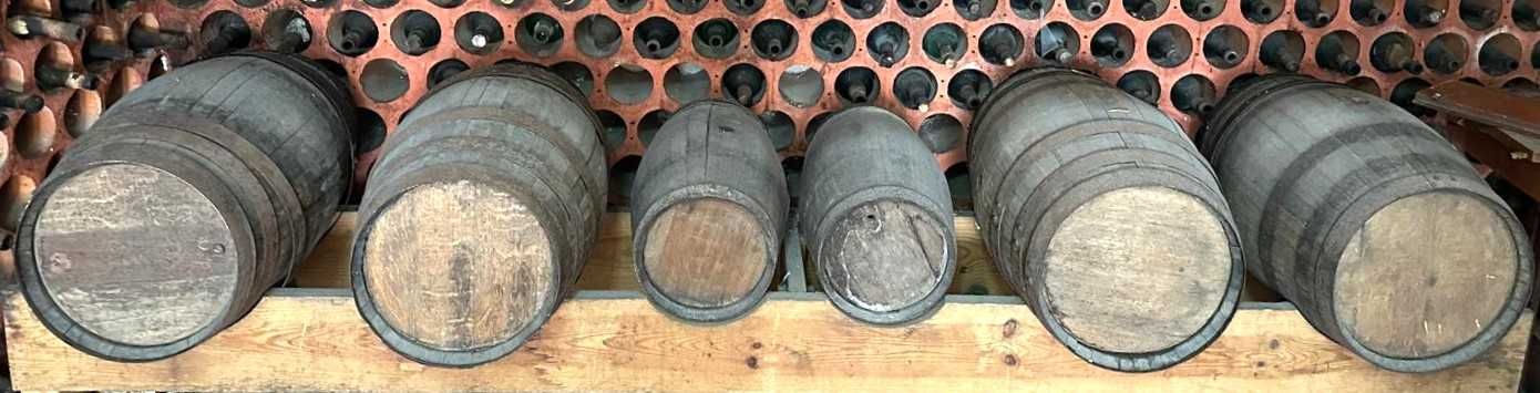 Antiguidades barris de adega sobre suporte, pipas
