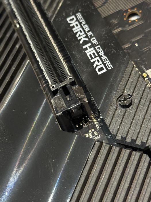 Материнська плата Asus ROG CROSSHAIR VIII DARK HERO x570