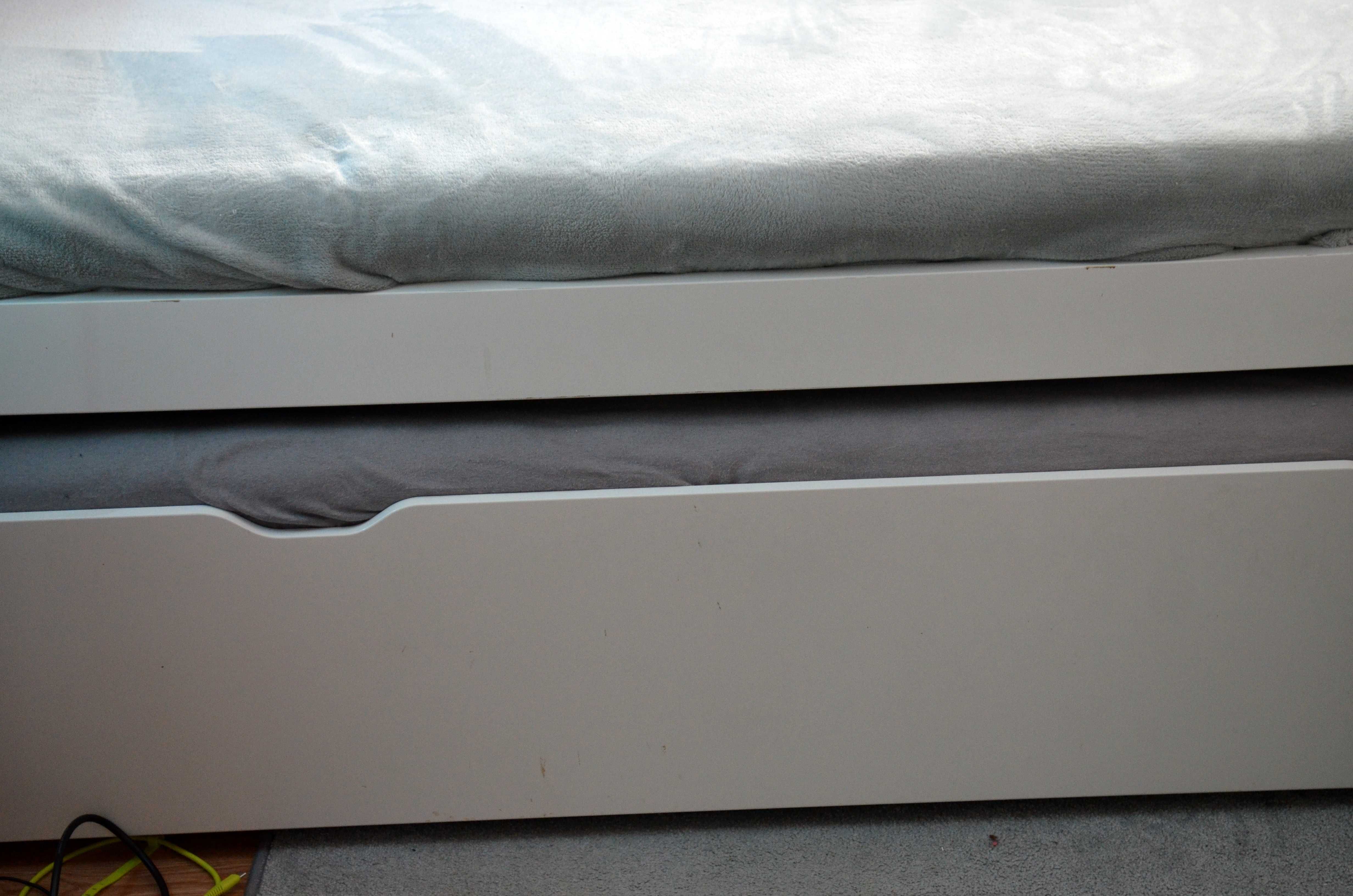 Łóżko IKEA FLAXA 90x200 z wysuwanym dodatkowym łóżkiem i zagłówkiem.