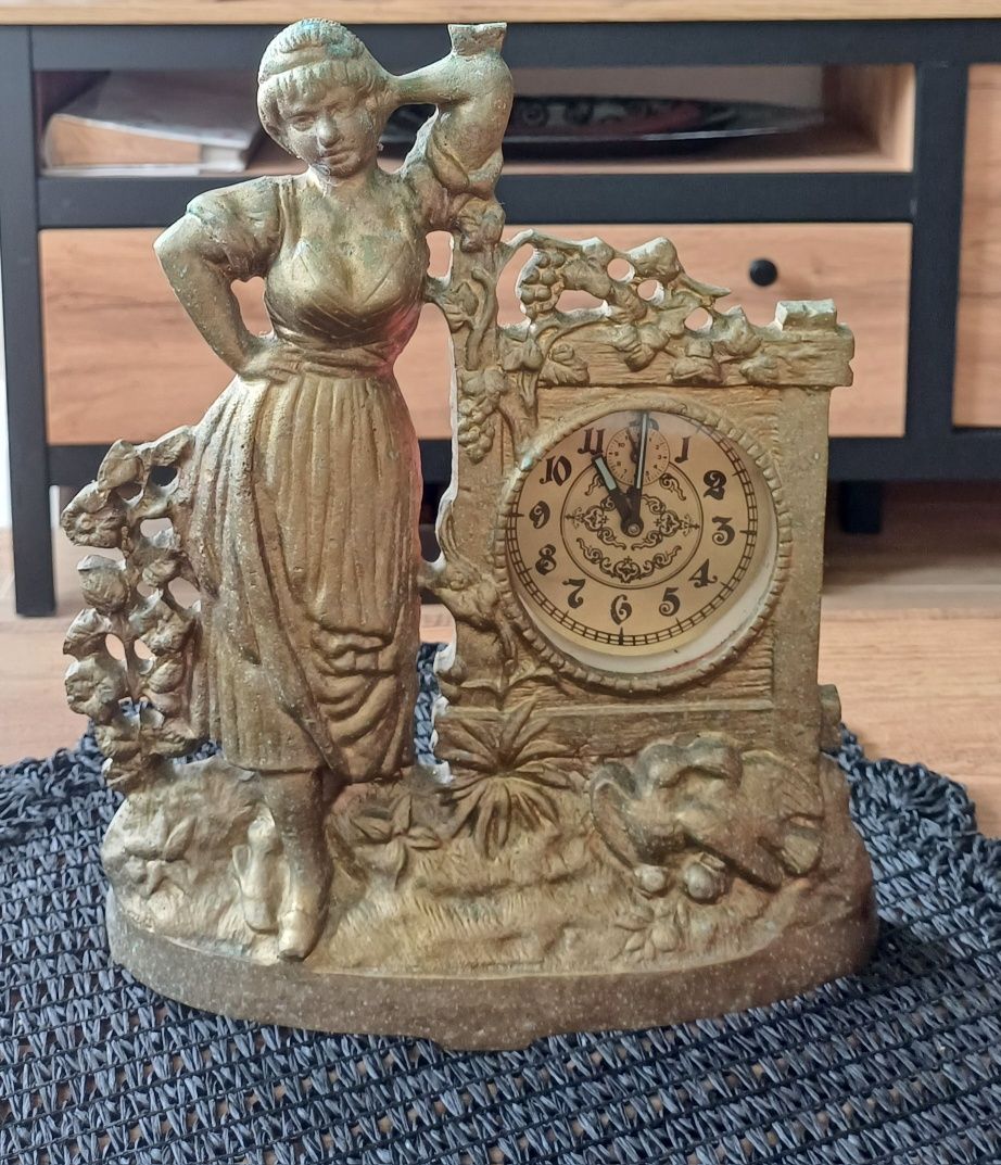 Antyczny Zegar Figuratywny - Urocza Dama z Ornamentami, Złocony Metal