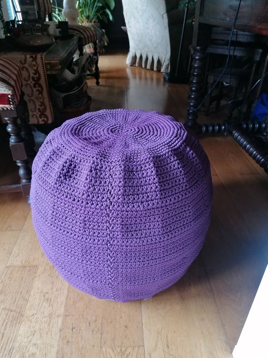 Puff em metal com cobertura em crochet