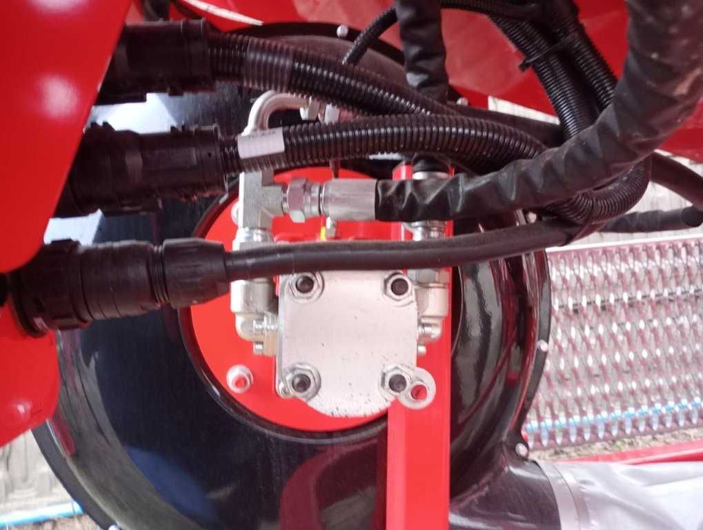 Zbiornik na nawóz i nasiona zawieszany na przedni tuz  PA 1 ISOTRONIC