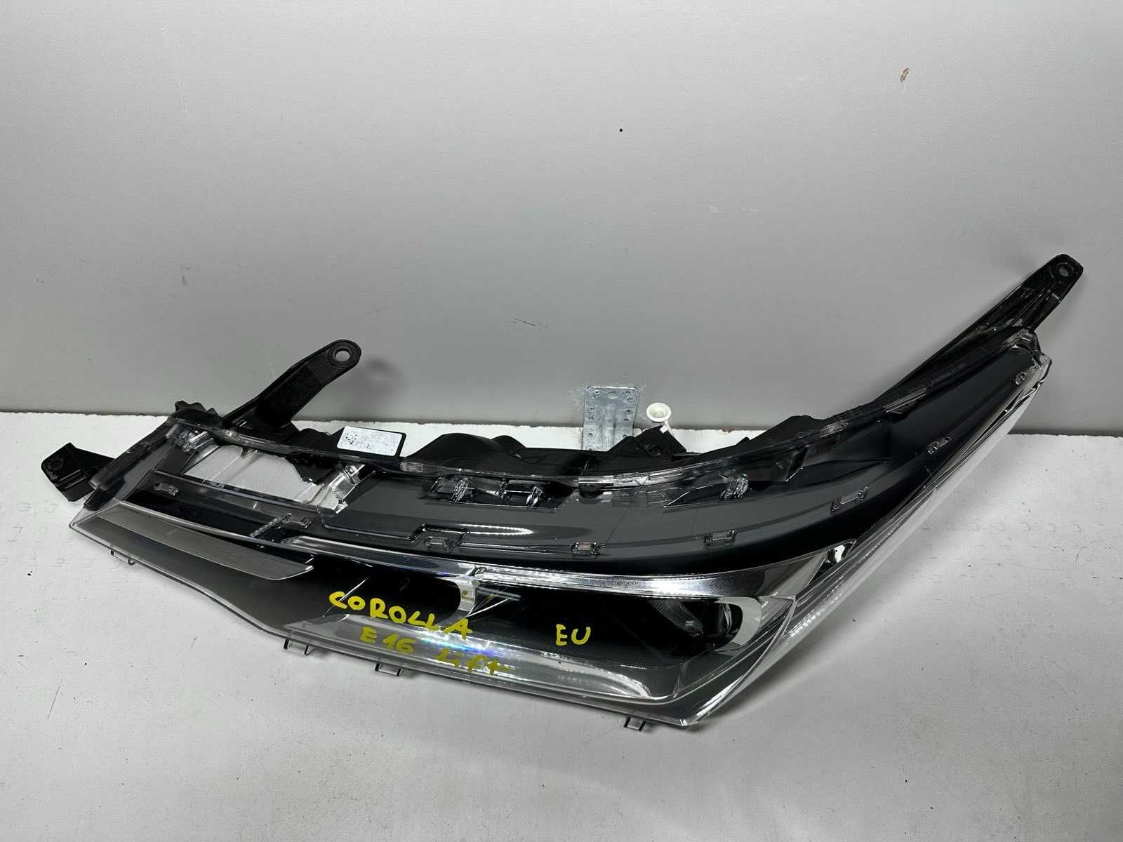 Toyota Corolla e16 lampa lewa przód lewy Led