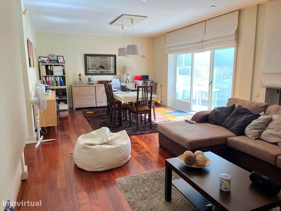 Ampla Moradia T4 de 3 frentes, garagem e terraço em Leça do Balio