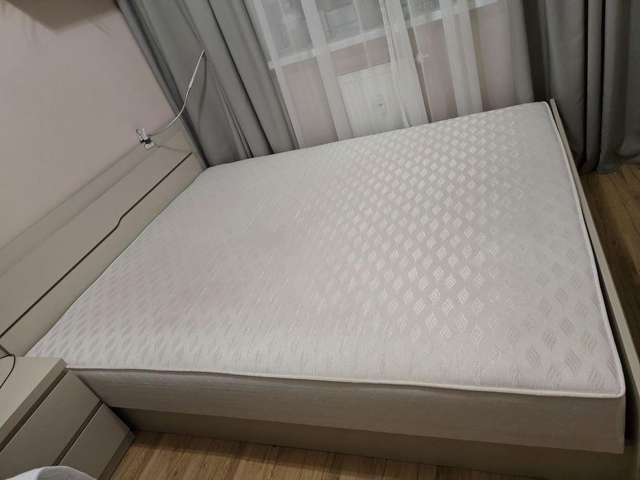 Łóżko z płyty 160x200 z dużym pojemnikiem i grubym, wygodnym materacem