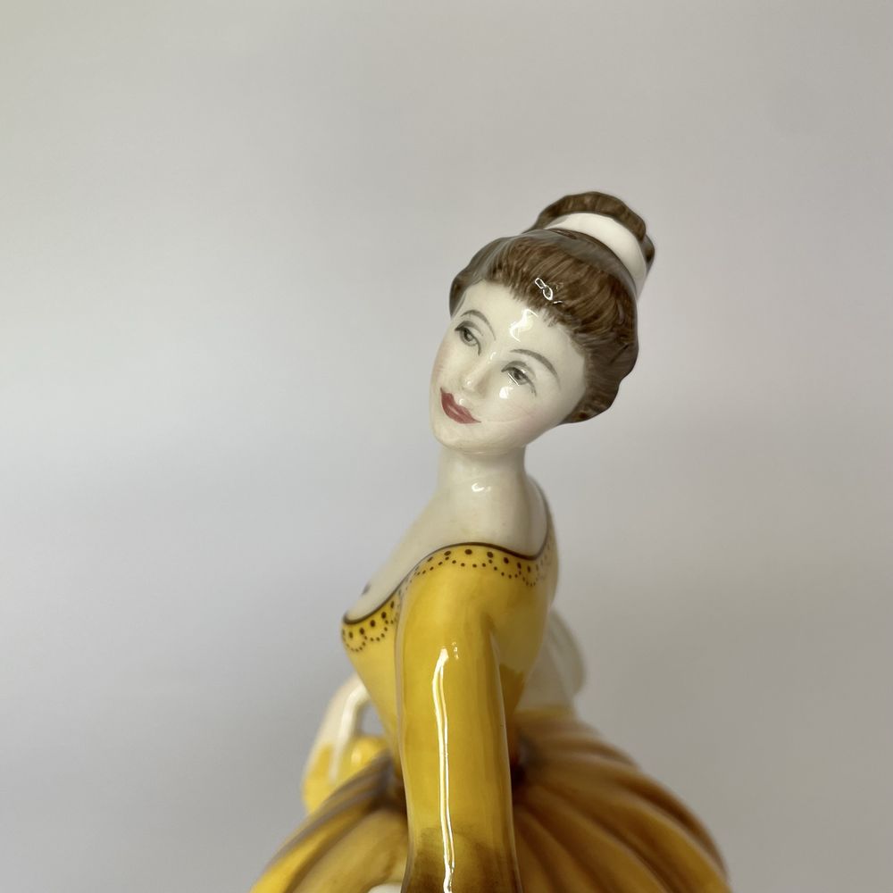 Porcelana kolekcjonerska figurka 1976 porcelanowa dama w żółtej sukni