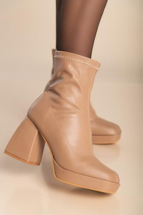 Трендові бежеві ботильйони сапоги на каблуку ботинки черевики 41