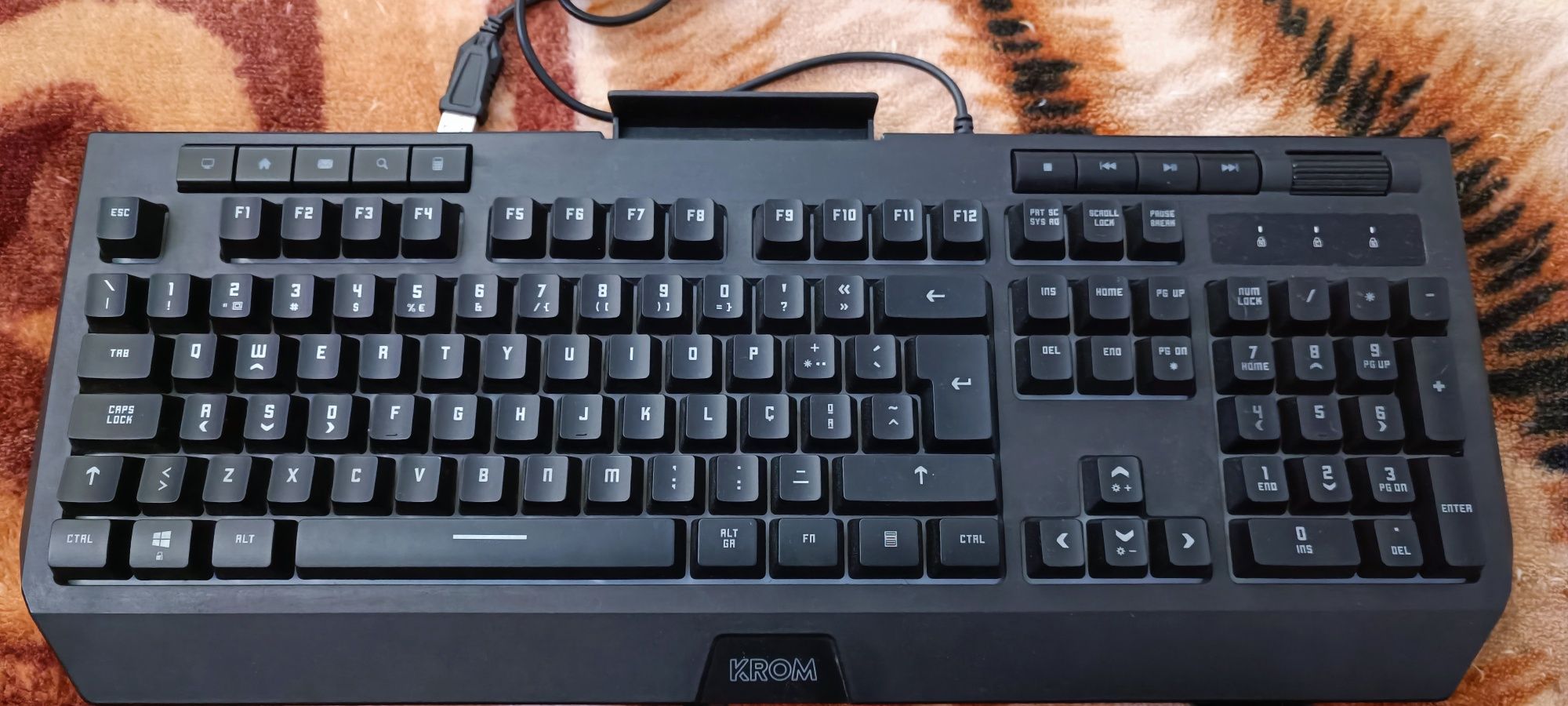 Teclado RGB com efeito arco íris em movimento, Portugues