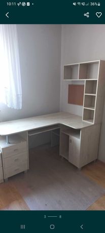 Biurko narożne z wiszącą półką